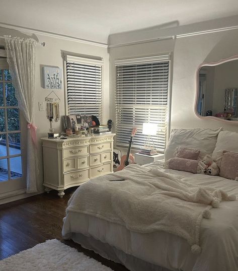 Big Room Aesthetic, Calm Room Aesthetic, Teen Bedroom Aesthetic, Big Bedroom, Luxury Room Bedroom, Room Redesign, Room Deco, Dream House Rooms, Redecorate Bedroom