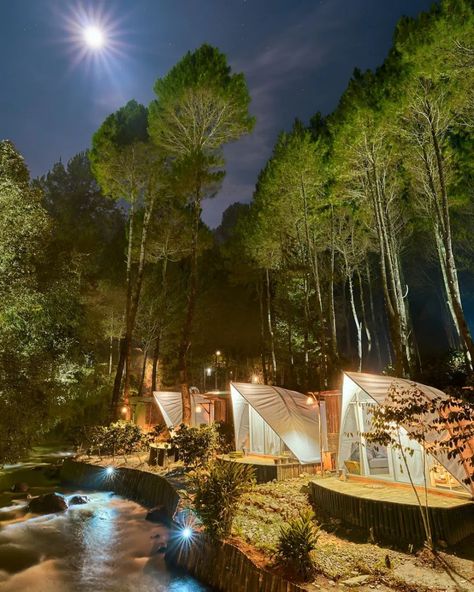 Here are the 10 most (ultra)luxurious glamping sites in the world that should be on your bucket list (if you have deep pockets). Resort Design Plan, Riverside Resort, Riverside Cottage, Building Design Plan, Floating Architecture, Desert Resort, Glamping Resorts, Camping Resort, Eco Hotel