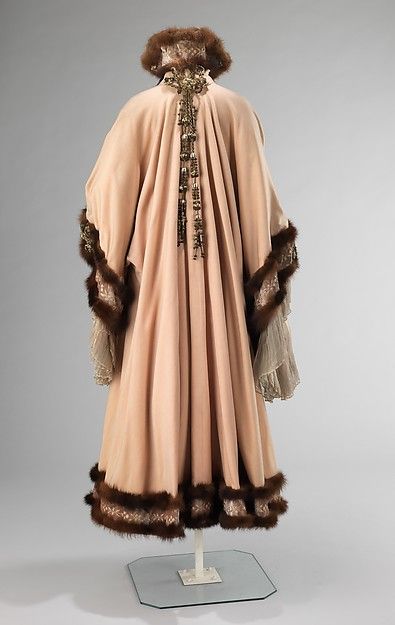 1902 Evening coat Designer: Jacques Doucet; wool, fur, silk (back view) Jacques Doucet, Evening Coat, 1900s Fashion, Afternoon Dress, Period Outfit, Costume Collection, Antique Clothing, Edwardian Fashion, Old Fashion