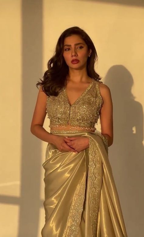 Rekha Actress Saree, Mahira Khan Saree, Glitter Dress Party, Shadi Season, Golden Blouse Designs, Mahira Khan Dresses, Golden Saree, Saree Blouse Styles, Saree Wearing Styles