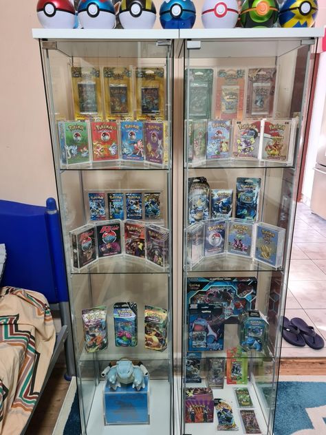 Pokemon Etb Display, Pokemon Man Cave, Pokemon Card Collection Display, Pokemon Collection Room, Pokemon Card Storage Ideas, Pokemon Card Display Ideas, Pokemon Display Ideas, Pokemon Cards Display, Tcg Display