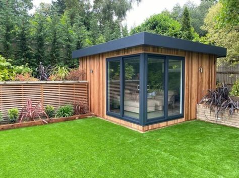 20 Stylish & Practical Garden Office Ideas 15 Backgarden Ideas, Overhanging Roof, Garden Gym, Corner Sheds, Garden Escape, Townhouse Garden, Garden Pods, Tattoo Plant, Narrow Garden