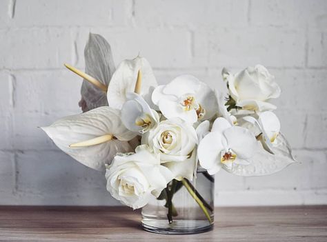 White Modern Flower Arrangements, Anthurium Arrangement Wedding, White Anthurium Arrangement, Modern White Floral Arrangements, White Anthurium Bouquet, Orchid Floral Arrangements, Monochromatic Bouquet, White Orchid Centerpiece, White Arrangement