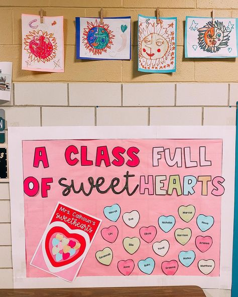 Valentines School Party, Valentine Bulletin Boards, Kindergarten Bulletin Boards, Elementary Classroom Themes, Valentines Day Bulletin Board, Boho Rainbow Classroom, Board Classroom, Classroom Style, Kindergarten Classroom Decor