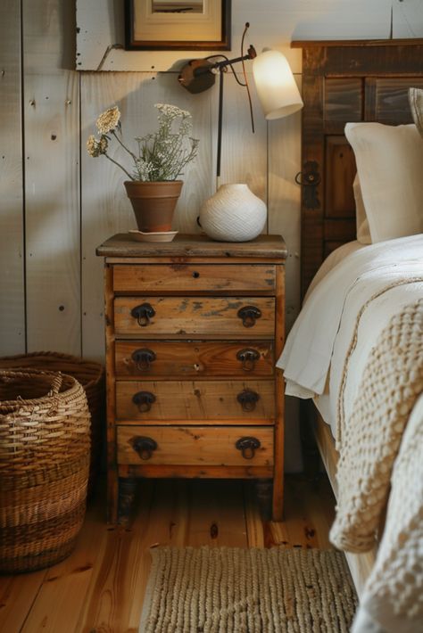 Cottage Bedroom Furniture Ideas - Rustic Aesthetic Inspirations - Quiet Minimal Cottage Spare Bedroom, Cottage Country Bedroom, Minimal Fall Aesthetic, Vintage Cottage Bedroom Ideas, Vintage Room Ideas Bedroom, Rustic Vintage Bedroom, Bedroom Vintage Aesthetic, English Cottage Bedrooms, Cottage Guest Room