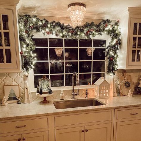 Design Cabinet, Bright Kitchen, Cozy Christmas Decor, Kitchen Christmas, Organization Kitchen, Christmas Decor Inspiration, Christmas Kitchen Decor, Simple Christmas Decor, Wall Kitchen