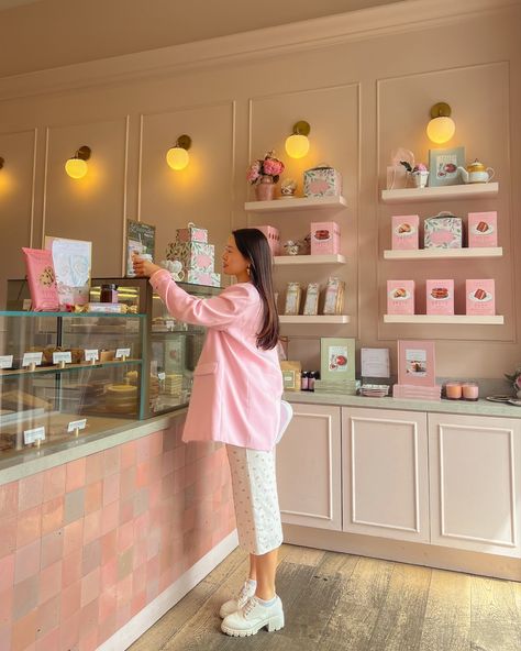 If I opened a bakery it would look like this 💕☕️ Bakery Counter Design, Cottagecore Bakery, Bakery Booth, Filipino Bakery, Bakery Table, Cake Shop Interior, Bakery Counter, Opening A Bakery, Bakery Decor