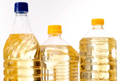 4 Reasons to Avoid Vegetable Oils. Vegetable oils are NOT healthy! Read on to discover the 4 biggest reasons to avoid these terrifying, toxic fats. Why Seed Oils Are Bad, Seed Oils Bad, What Are Seed Oils, Seed Oils To Avoid, Red Palm Oil, Petrol Price, Gmo Foods, Seed Oils, Unsaturated Fats