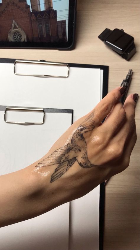 Hummingbird Tattoo Hand, Side Palm Tattoo Hands, Hand To Forearm Tattoo, Hummingbird Hand Tattoo, Bird Tattoo On Hand, Wrist Tattoo Small, Tattoo Ideas Fine Line, Bird Hand Tattoo, Side Tattoos Women