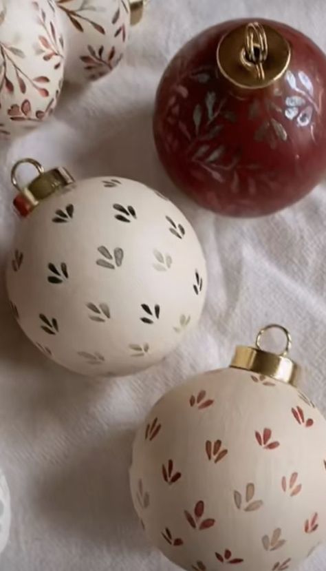 DIY Christmas Ornaments: Transform Your Tree with These Creative Ideas Small Tree Ornaments, Simple Hand Painted Ornaments, Diy Vintage Style Christmas Ornaments, Scandi Christmas Ornaments, Trendy Christmas Ornaments, Redo Old Christmas Ornaments, Christmas Ornaments Color Scheme, Hand Painted Christmas Balls Diy, Diy Red Ornaments