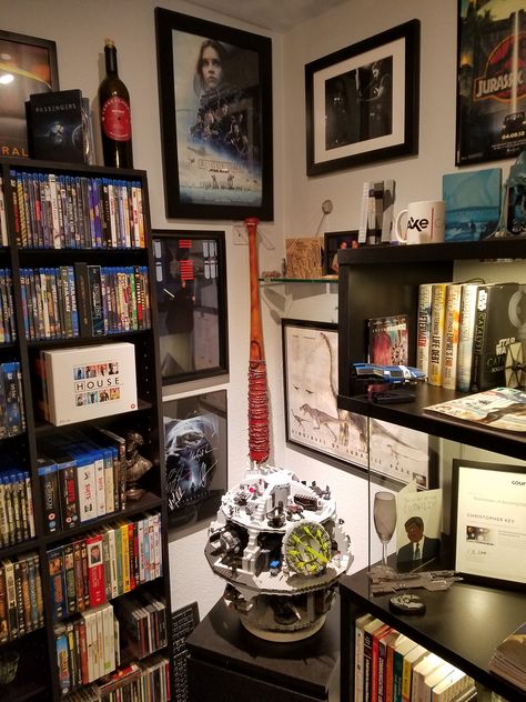 Man Cave Bookshelf, Nerdy Man Cave, Tiny Man Cave, Man Cave Aesthetic, Nerdy Living Room, Nerd Apartment, Nerd Room Aesthetic, Geeky Bedroom, Nerd Bf