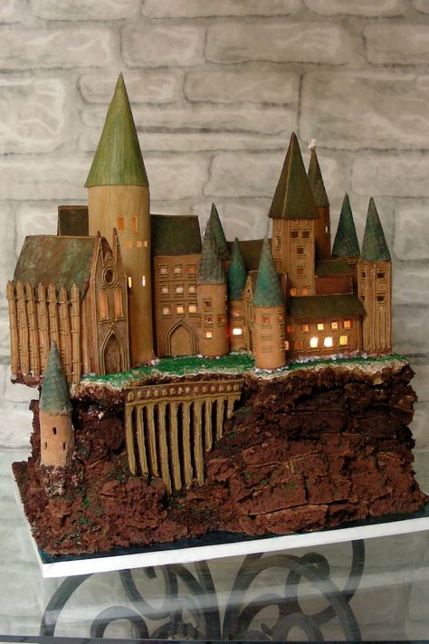 You won't believe that muggles made these Harry Potter gingerbread houses! Gingerbread Hogwarts, Harry Potter Torte, Harry Potter Weihnachten, Gateau Harry Potter, Grimmauld Place, Gingerbread Castle, Gingerbread Baby, Glume Harry Potter, Movie Cakes