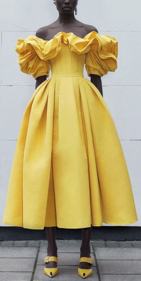 English Wears, Runway Fashion Couture, Summer 2025, Short Party Dress, Greece Wedding, Yellow Outfit, Color Crush, Colour Yellow, Fashion Fabric