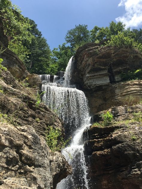 14 Amazing Waterfalls in Missouri - The Crazy Tourist Missouri Hiking, Branson Missouri Vacation, Scenery Beach, Ozarks Missouri, Phuket Island, Missouri Camping, Road Trip Places, Hiking Spots, Waterfall Hikes