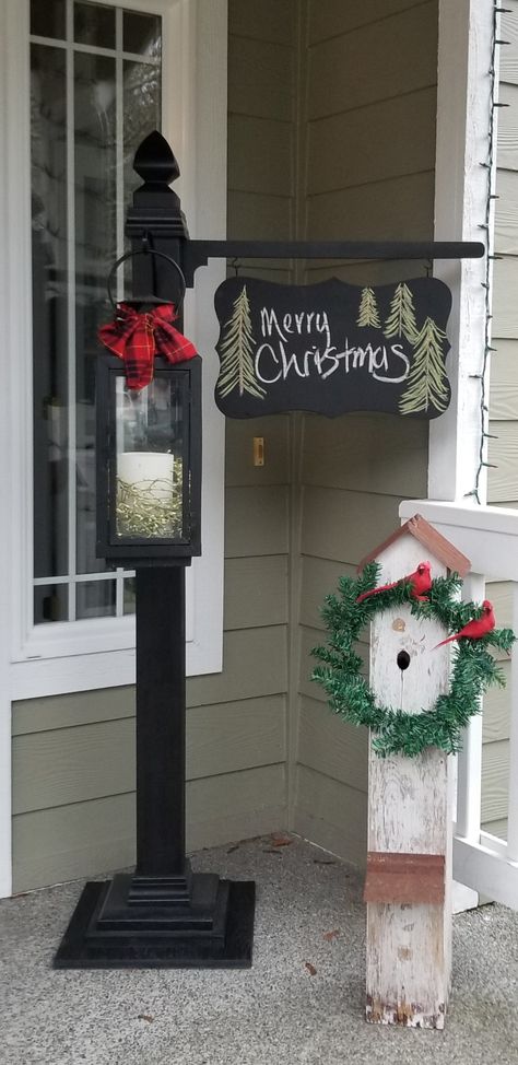 4x4 Post Craft Ideas, Porch Candle Lanterns, Christmas Wood Hanging Signs, Lantern Post Diy, Diy Christmas Lantern Post, Christmas Sign Post, Porch Post Sign Holder, Porch Post Christmas Decorations, Diy Lamp Post Christmas