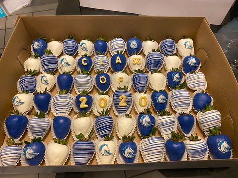 Police Chocolate Covered Strawberries, Royal Blue And Gold Strawberries, Navy Blue Treats, Graduation Party Treat Table Ideas, Chocolate Covered Strawberries Graduation, Grad Chocolate Strawberries, Graduation Strawberries Chocolate, Grad Party Treats, Treats For Graduation