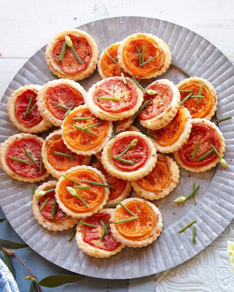 countryliving Spring Party Appetizers, Grilled Side, Picknick Snacks, Easter Appetizers Easy, Easy Picnic Food, Summer Picnic Food, Barbecue Side Dishes, Tartlets Recipe, Strawberry Salsa