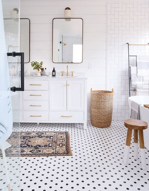 50 Bathroom Ideas With Gold Touches - Decoholic Makeover Kamar Mandi, All White Bathroom, Boho Basket, Bad Inspiration, Basket Wall, Green Bathroom, Diy Desk, Scandinavian Interior, Decorating On A Budget