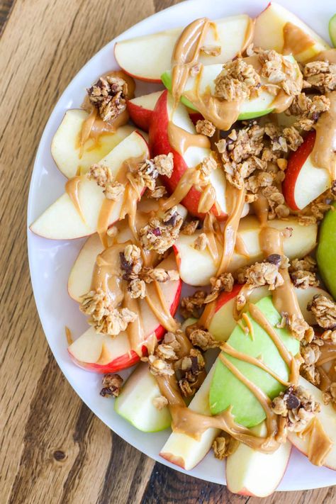 Apple Nachos Peanut Butter, Apple Nachos Recipe, Honey Peanut Butter, Apple Nachos, Nachos Recipe Easy, Apple Snacks, Healthy Snacks To Make, Peanut Butter Snacks, Loaded Nachos