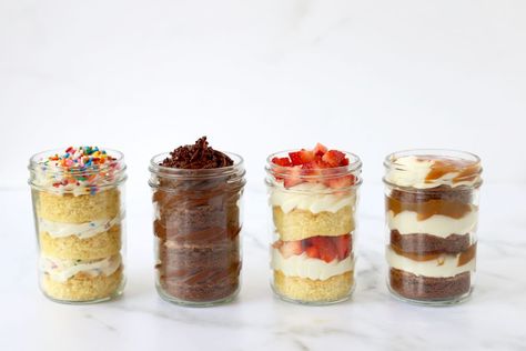 Aka Party, Chocolate Caramel Brownies, Chocolate Fudge Icing, Jar Desserts, Cupcakes Wallpaper, Cake Jars, Mason Jar Desserts, Shortcake Cake, Make Birthday Cake