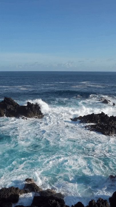 Calming Ocean Video, Calm View Nature, See View Beautiful, See Waves Video, Calm Places Nature, Ocean Videos Waves, Weathering With You, Waves Hitting Rocks, Video Of Ocean