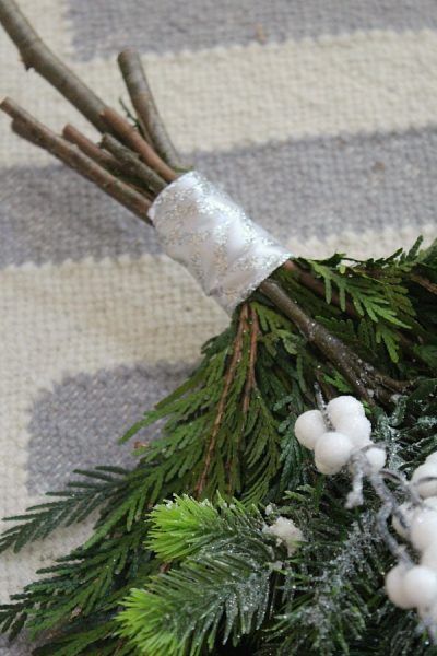 Easy to tutorial to create this pretty DIY Christmas swag wreath using fresh or faux greenery. Perfect for that rustic Christmas decor! #christmascraft #christmaswreath #swagwreath #christmasdecor #christmasideas #christmasdecorating Christmas Archway Outdoor Diy, Diy Christmas Swag, Xmas Swags, Evergreen Wreaths, Diy Swag, Porch Lantern, Evergreen Swag, Diy Christmas Door, Pretty Christmas Decorations