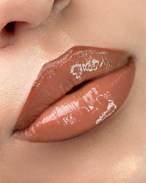 Brown Nude Lipstick, Liner Styles, Fuller Lips Naturally, Eyeliner Techniques, Nude Lip Gloss, Flawless Makeup Application, Lip Beauty, Brown Lipstick, No Cap