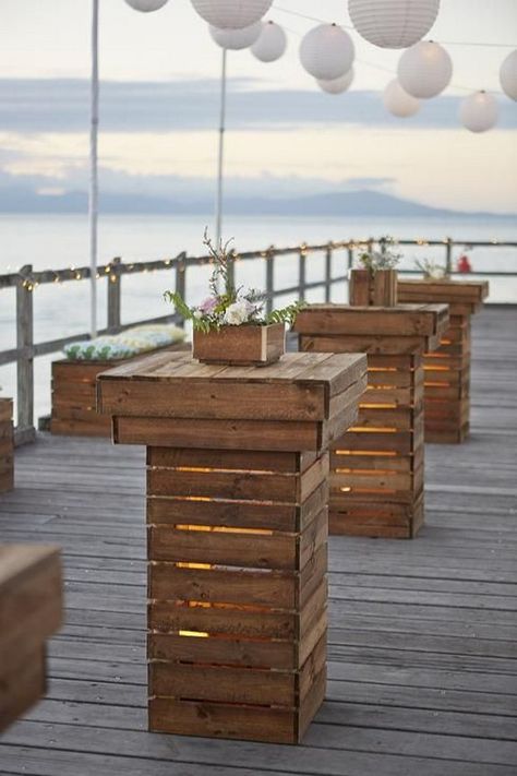 rustic wooden pallet bench seats / http://www.himisspuff.com/rustic-wood-pallet-wedding-ideas/8/ Pallet Wedding, Pallet Bar, Pallet Bench, Super Party, Wooden Pallet Projects, Pallet Outdoor, Pallet Furniture Outdoor, Ideas Garden, Diy Pallet Projects