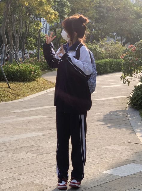 Clean School Outfits, Pe Uniform Outfit, Pe Uniform Aesthetic, Chinese School Uniform Girl, China School Uniform, Pe Outfits For School, School Pe Uniform, Chinese School Uniform, School Uniform Girl