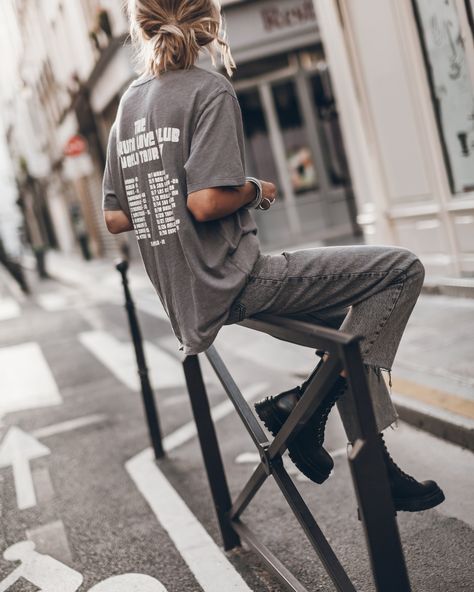 Oversized cotton T-shirt in stone grey with a vintage inspired love club tour crackled print. Grey Pants Outfit Aesthetic, Rock Tshirt Outfit, Grey T Shirt Outfit, Grey Shirt Outfit, Rock Tshirt, Estilo Hipster, Love Club, Flowy Shirt, Stone Grey