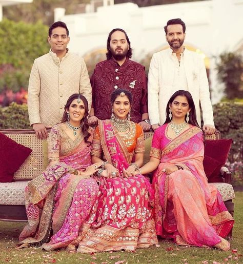 Here’s some Exclusive Pictures of Ambani Family from the Reliance dinner held last night at Jamnagar! 👀♥️ Styling @rheakapoor @shereenlovebug Hair @sangeetahairartist Makeup @loveleen_makeupandhair Makeup Assistant @misheetasanghvi Photographer @tarunvishwaofficial Follow 👉 @TheFabApp for more updates.. ✔️ . . . . . #ambani #ambaniwedding #mukeshambani #ishaambani #nitaambani #anantambani #radhikamerchant #akashambani #shlokamehta #ranbirkapoor #aliabhatt #ranbirkapoor #aliabhatt #anilkapoo... Ambani Family Photo, Ambani Family, Ambani Wedding, Anant Ambani, Nita Ambani, Ranbir Kapoor, Family Picture, Alia Bhatt, Family Pictures