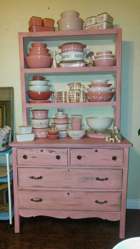 Pyrex Display Hutch, Pink Pyrex Display, Pink Pyrex Vintage, Pyrex Display Ideas, Vintage Pyrex Display, Retro Pink Kitchens, Vintage Pyrex Collection, Pyrex Display, Vintage Pyrex Dishes