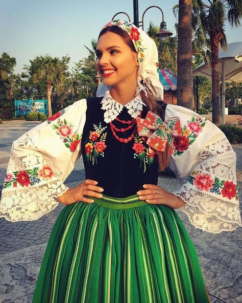 Hungarian Clothing, Polish Traditional Costume, Serbian Women, Polish Embroidery, Polish Dress, Polish Culture, Polish Traditions, Polish Clothing, Culture Day