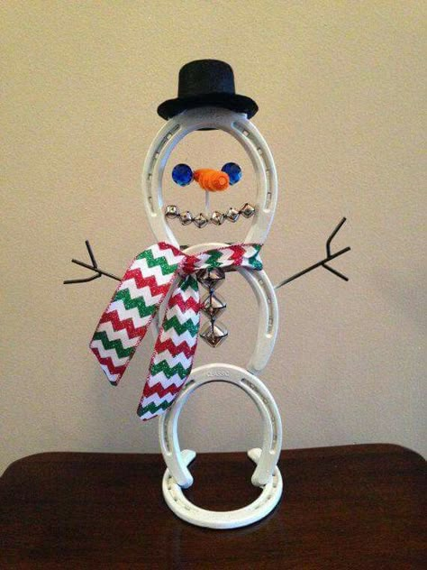 Love this! Horseshoe Snowman, Horseshoe Christmas Tree, Horseshoe Christmas, Horseshoe Ideas, Horseshoe Crafts Projects, Welding Crafts, Rustic Metal Decor, Horseshoe Projects, Horseshoe Decor