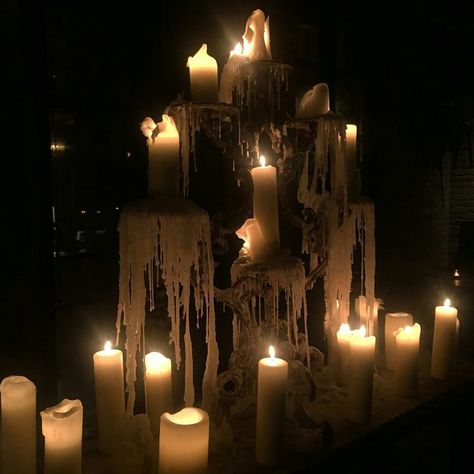 Mais ce n'est pas moi. Globus Cruciger, Candles Dark, Aesthetic Candles, Candle Aesthetic, Season Of The Witch, Witch Aesthetic, Dark Academia Aesthetic, Academia Aesthetic, Flameless Candle