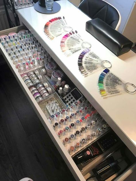 Nail Salon Organization, Salon Organization Ideas, Desain Salon Kuku, Privates Nagelstudio, Nail Technician Room, Nail Organization, Nail Room Ideas, Nail Salon Interior Design, Nail Desk