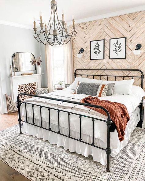 Farmhouse Bedroom Accent Wall Ideas Cozy Farmhouse Bedroom, Building Things, Build Design, Modern Farmhouse Bedroom, Shiplap Accent Wall, Casa Vintage, Bedroom Accent, Accent Wall Bedroom, Master Bed