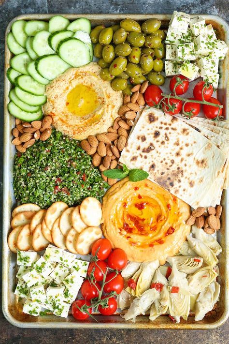 The Perfect Easy Mezze Platter - This is the absolute perfect Mediterranean party platter! With hummus, tabbouleh, almonds, lavash bread and so much more! Mediterranean Party, Arabisk Mad, Ideas Para La Cena, Savory Pies, Party Platters, Läcker Mat, Berry Smoothie, Snacks Für Party, Deilig Mat