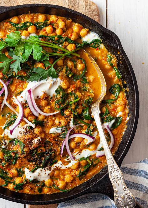 Spinach + Chickpea Curry - SO VEGAN Spinach Dinner Recipes, Chickpea And Spinach, Chickpea And Spinach Curry, Chickpea Curry Recipe, Herbst Bucket List, Spinach Curry, Vegan Curry, Chickpea Curry, Canned Chickpeas