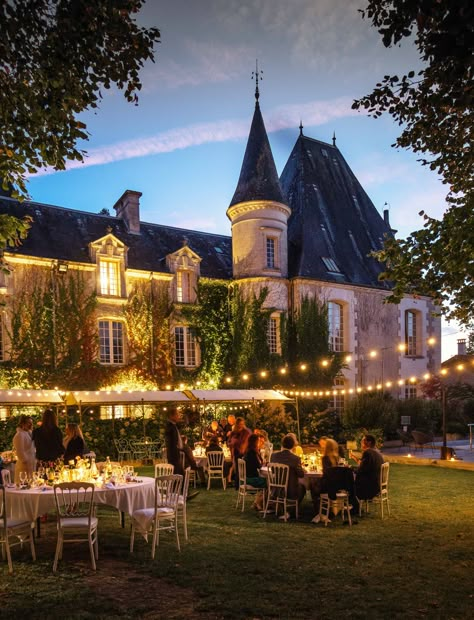 Wedding Venues Chateau, Aesthetic Wedding Venues Castle, French Mansion Garden, Wedding At A Castle, France Castle Wedding, Saltburn Wedding Aesthetic, France Wedding Venues French Chateau, Chateau Wedding Aesthetic, Wedding Chateau France