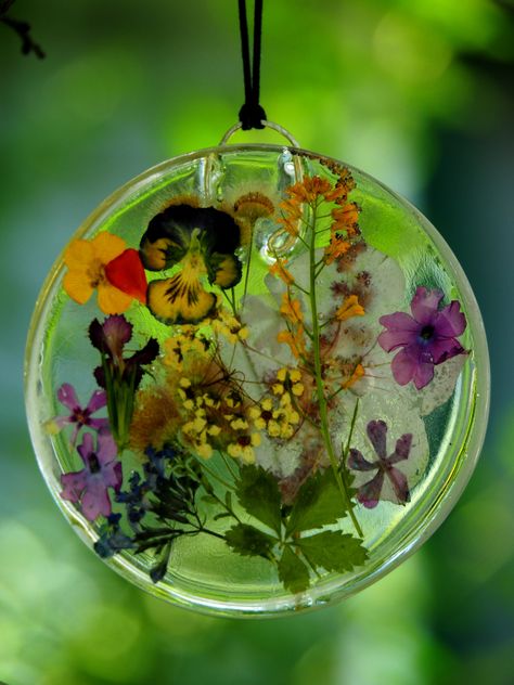 Casting Flowers In Resin: what to do and what not to do. Diy Resin Flowers, Preserving Flowers, Preserve Flowers, Suncatcher Diy, Dried Flowers Diy, Flowers In Resin, How To Make Resin, Pressed Flower Crafts, Flower Resin Jewelry