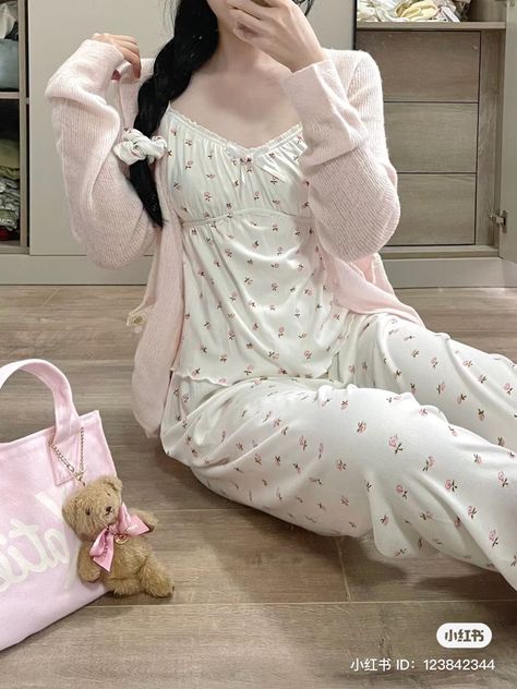 Sleeping Aesthetic Outfits, Couqutte Pajamas, Cute Outfits For Home, Pijama Coquette, Pink Pajamas Aesthetic, Cute Pajamas Aesthetic, Cool Pyjamas, Pijama Aesthetic, Pajama Aesthetic