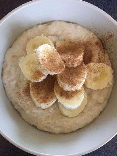 Banana bread porridge. Just cook up your porridge with a sliced banana, cinnamon and a splash of vanilla. Add a handful of sultanas if you like them. Add some extra banana slices and a sprinkle of cinnamon to serve. Yummy and healthy with oats and fruit! Porridge With Banana, Porridge Aesthetic, Sweet Porridge, Banana Porridge, Sliced Banana, Aviation Education, Winter Breakfast, Acne Diet, Banana Slices