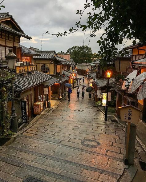 Japanese River Aesthetic, Old Japanese Aesthetic, Japanese Neighborhood, Japan Countryside, Gion Kyoto, Japanese Buildings, Atmospheric Photo, Japanese Countryside, Japanese Town