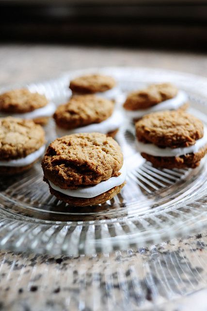 Oatmeal Whoopie Pies by Ree Drummond / The Pioneer Woman, via Flickr Oatmeal Whoopie Pies, Oatmeal Pies, Oatmeal Dessert, Oatmeal Pie, Oatmeal Creme Pie, Oatmeal Cream Pies, Homemade Oatmeal, Toffee Cookies, Whoopie Pie