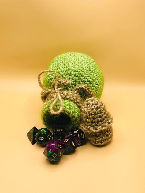 Dice Bag Crochet Pattern, Granny Square Häkelanleitung, Bag Crochet Pattern, Geek Crafts, Bag Pattern Free, Crochet Shop, Dice Bag, Potion Bottle, Granny Square Crochet Pattern