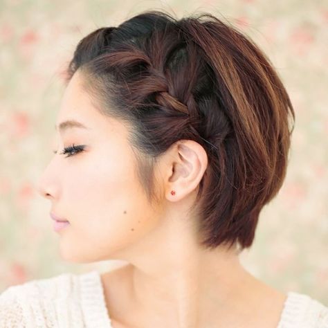 Front French Braid. Keep hair out of your face by braiding the front section of hair and bobby pin it behind your ear Keep Short Hair Off Face, Formal Short Hair Ideas, Bob Hair Styling Ideas, Braid Bob, Braided Bob, Braids Bob, Fantastic Hairstyles, Natural Hair Haircuts, Natural Hair Blowout