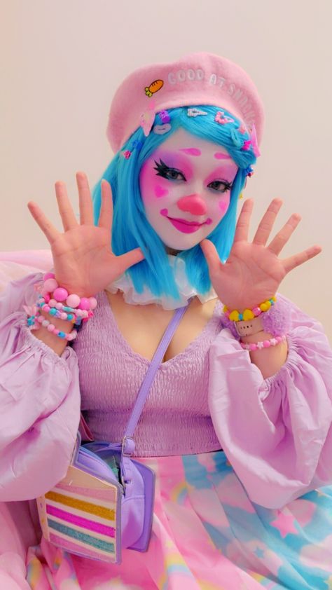 clown girl clowncore makeup look ✨ pastel aesthetic clown cosplay Randa Rice Clown Pastel Aesthetic, Pastel Clown Outfit, Christmas Clown Makeup, Clowncore Hair, Clown Makeup Inspiration, Kawaii Clown Makeup, Cute Clown Aesthetic, Pastel Jester, Clown Aesthetic Outfit