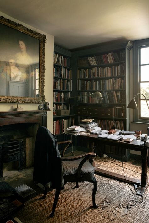 Lots Of Books, Georgian Townhouse, Interiors Magazine, A Desk, Home Library, House Inspo, Dream Home Design, Dream Room, 인테리어 디자인