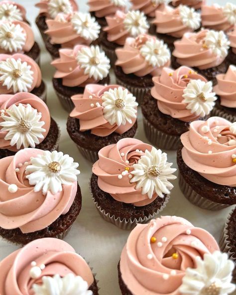 Simple Elegant Cupcake Designs, Mini Cakes With Cupcakes, Cupcakes For 50th Birthday For Women, Simple Cupcake Designs Birthday, Sweet Sixteen Cupcakes Ideas, 60th Cupcakes For Ladies, Cup Cake Designs For A Girl, Mini Floral Cupcakes, 30th Cupcakes Birthday For Her